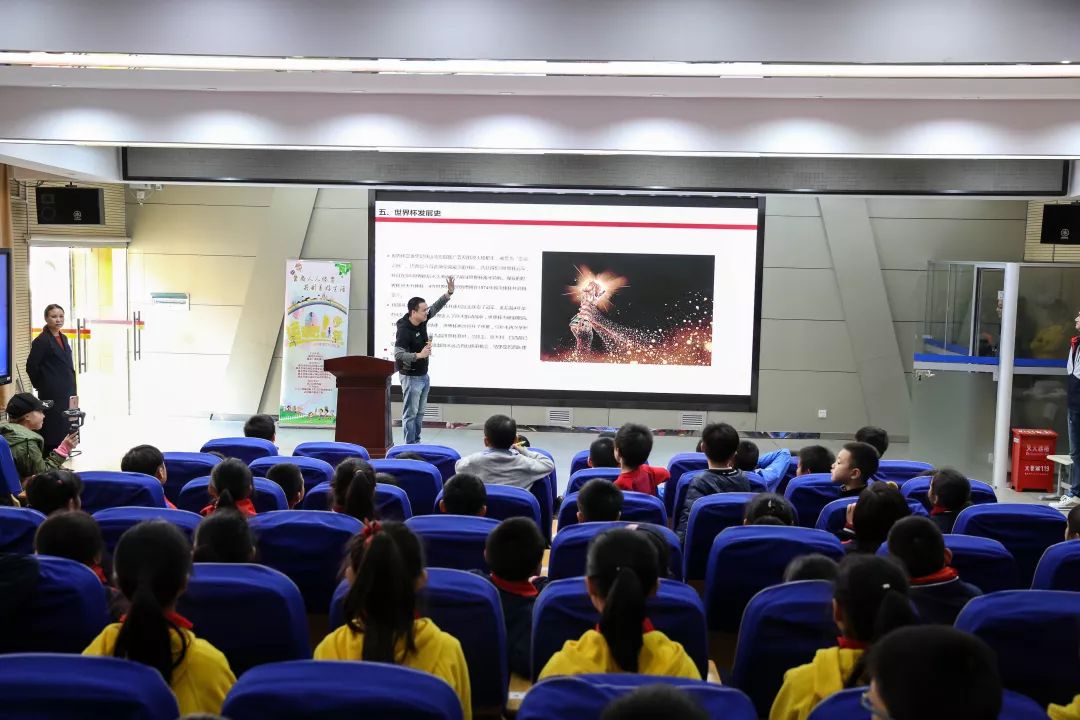 鄂老甲A走进傅家坡小学足球少年与前亚洲第一高中锋切磋球技