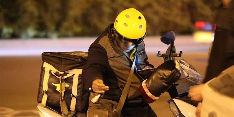 外卖小哥谈不休息一个月真实收入,外卖小哥一天跑单13小时真实收入