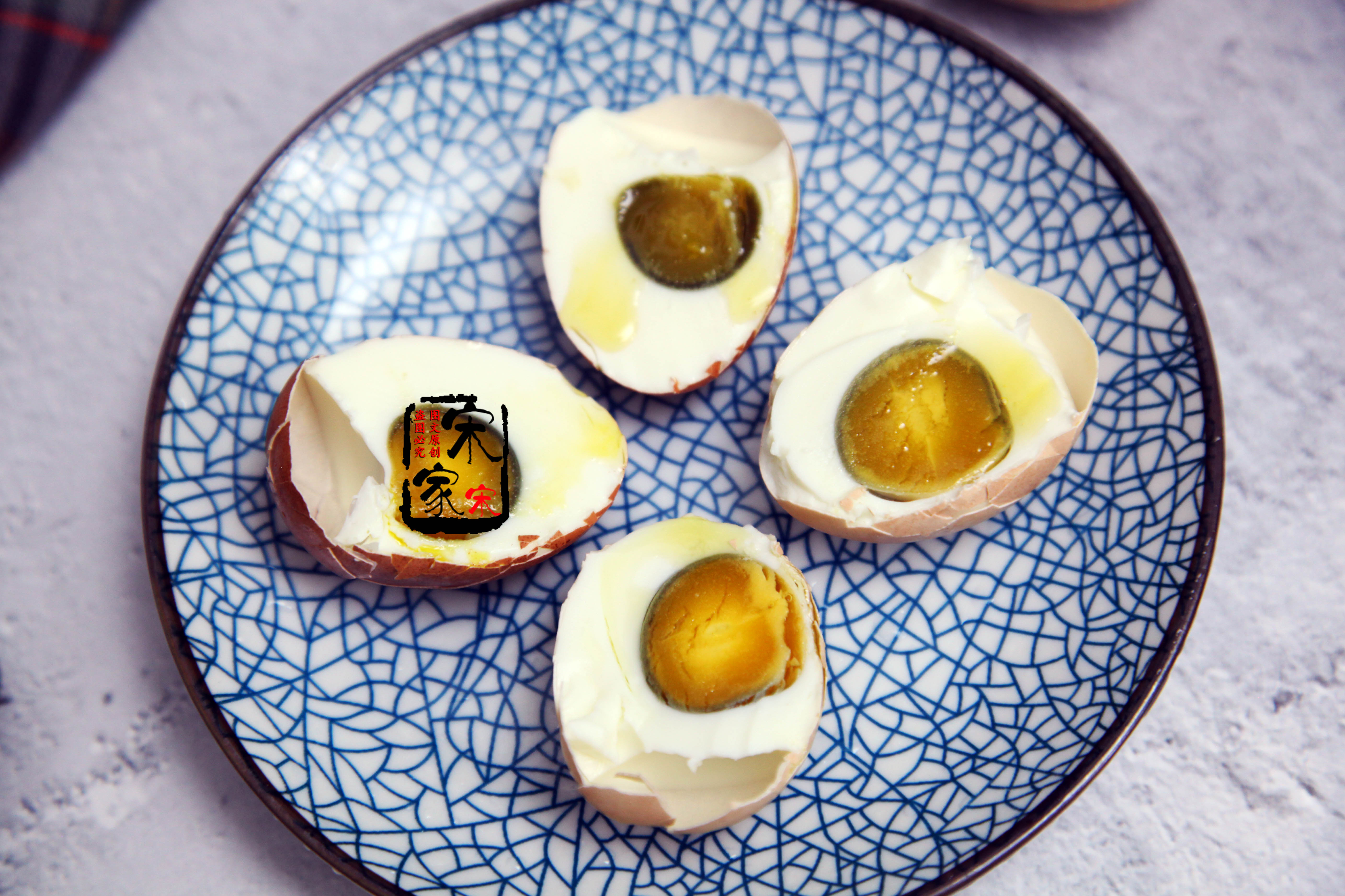 “煮料水”腌鸡蛋太咸！教你新方法，只需2步，腌出出沙流油蛋