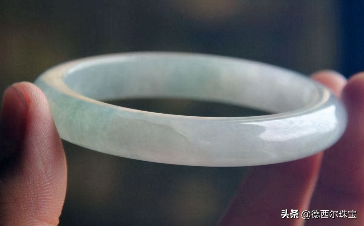 玉手镯戴不进一招教你轻松戴手镯,玉手镯戴久没有光泽感是怎么回事
