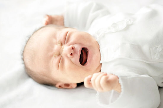 熟睡宝宝突然哭,婴幼儿睡觉比较惊怎么回事