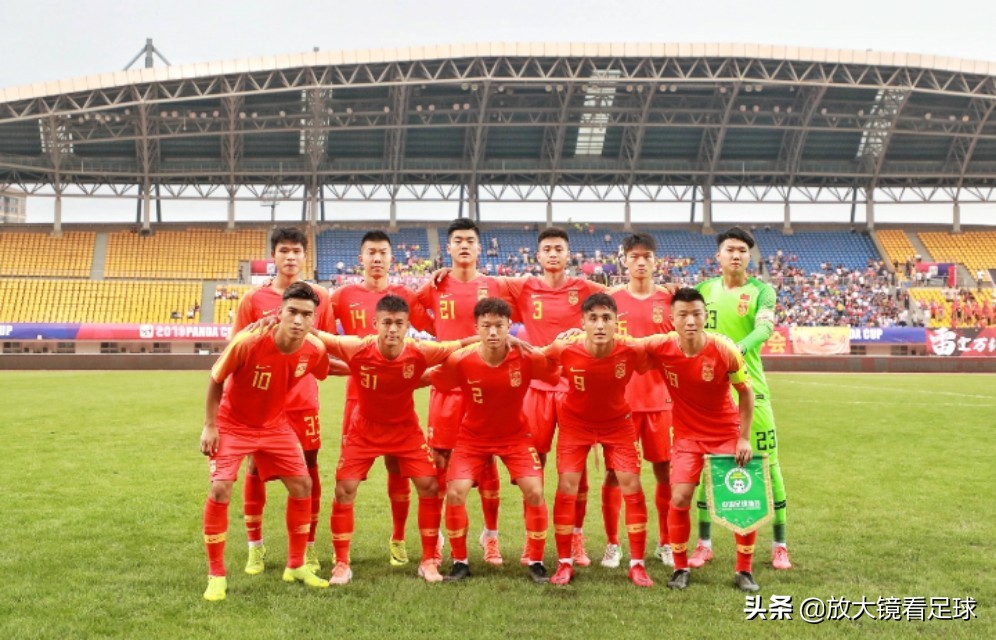 记者采访球迷骂国足退钱搞笑视频,各界热议国足不理解但大受震撼