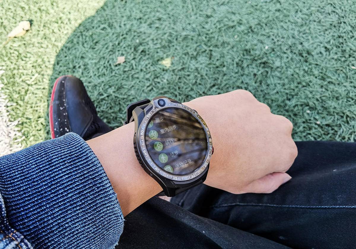 64G+双摄+全网通，是手机还是智能手表：Jeep黑骑士评测