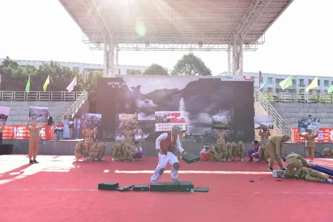 机器人在技能大赛上尬舞,机器人魔性斗舞