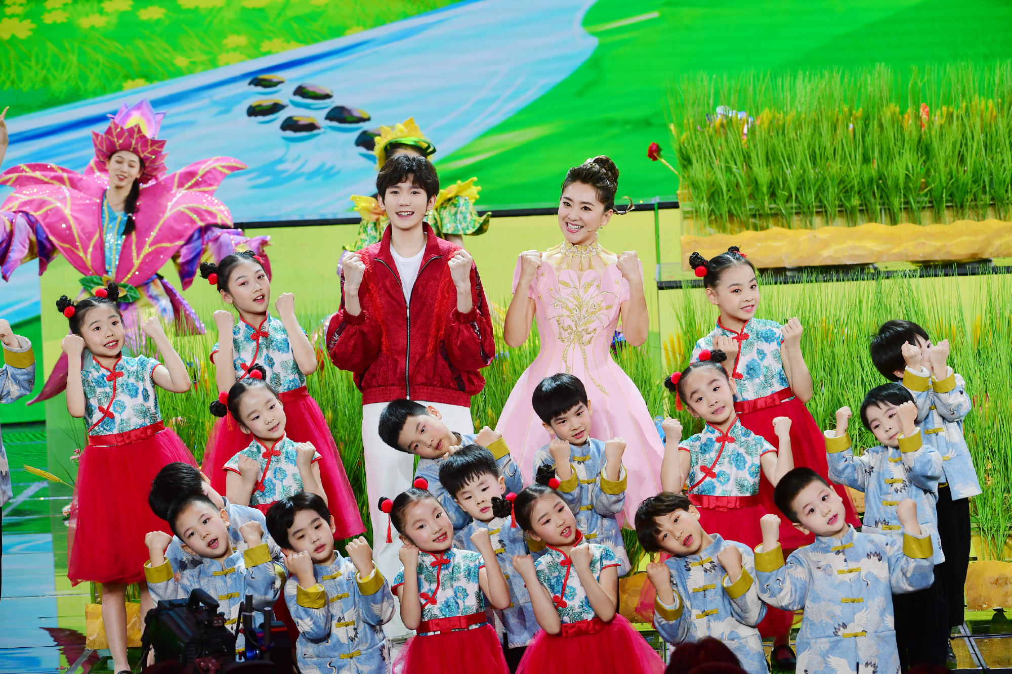 王源在春晚采访上说的话,王源和月亮姐姐上春晚的节目视频