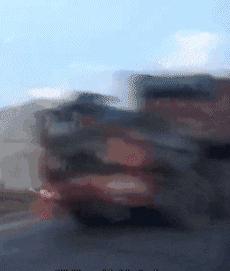 搞笑gif跟着妹子的节拍摇起来,敲锣打鼓甩头搞笑gif