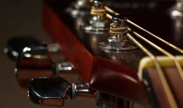 吉他没有变调夹可以拿什么来代替,吉他没有扩音器可以用什么代替