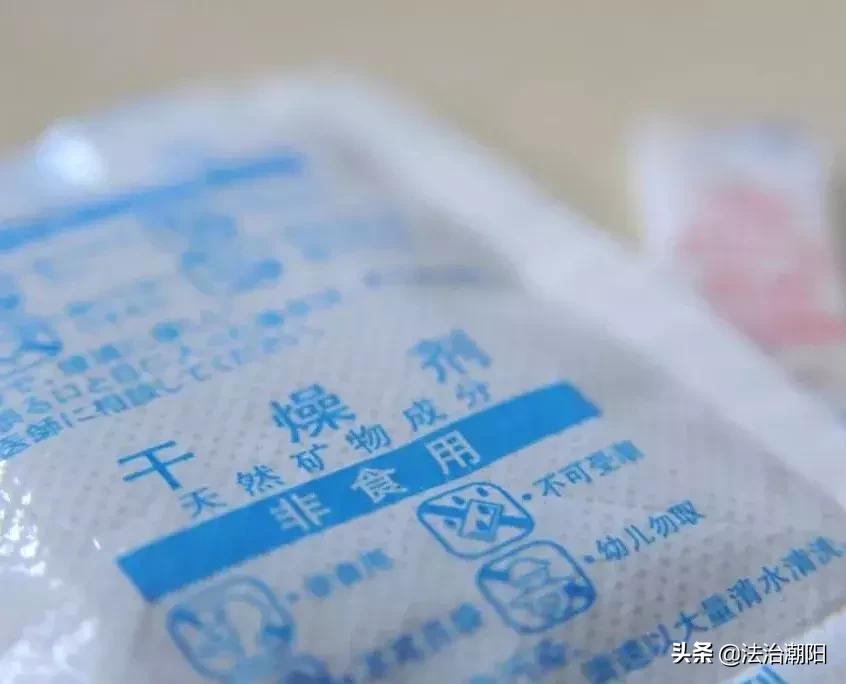 荧光棒弹伤眼睛男孩脱落显失明,男孩眼球被溶化的原因