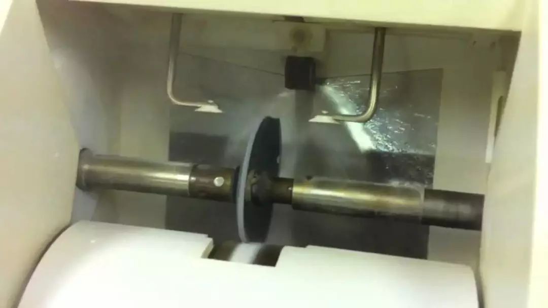 在水里剪刀可以剪玻璃是真的吗,玻璃在水里可以用剪刀剪