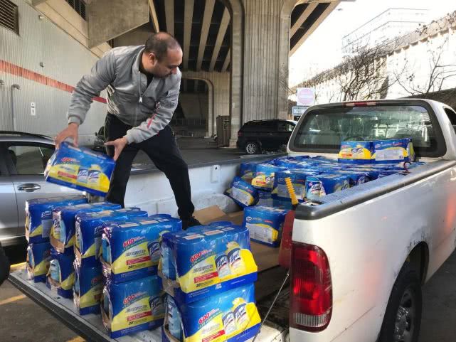 一对加拿大夫妇借倒卖洗手液狂赚近50万，面对电视采访也不肯认错