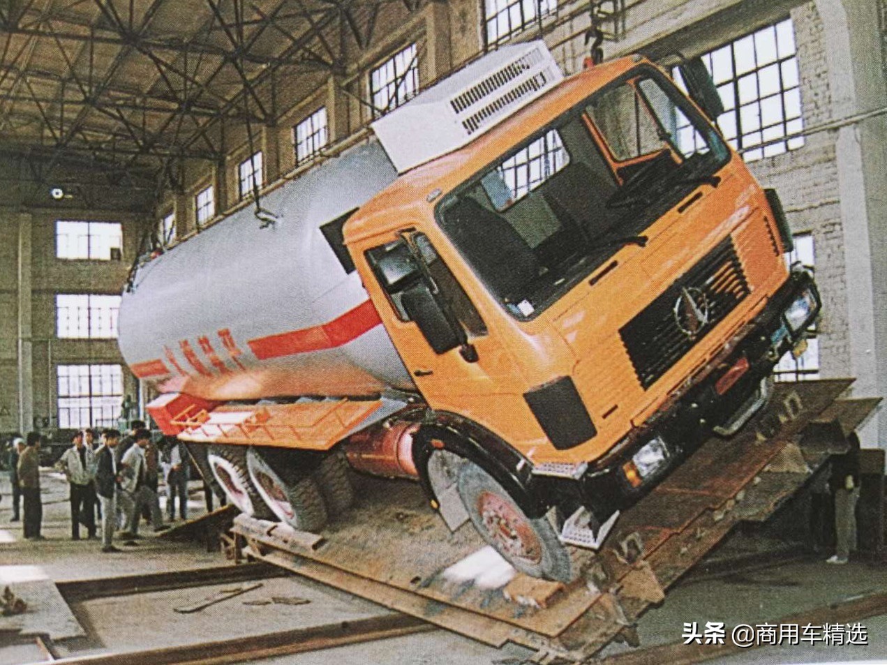 国产奔驰重卡什么样子,奔驰重卡历史