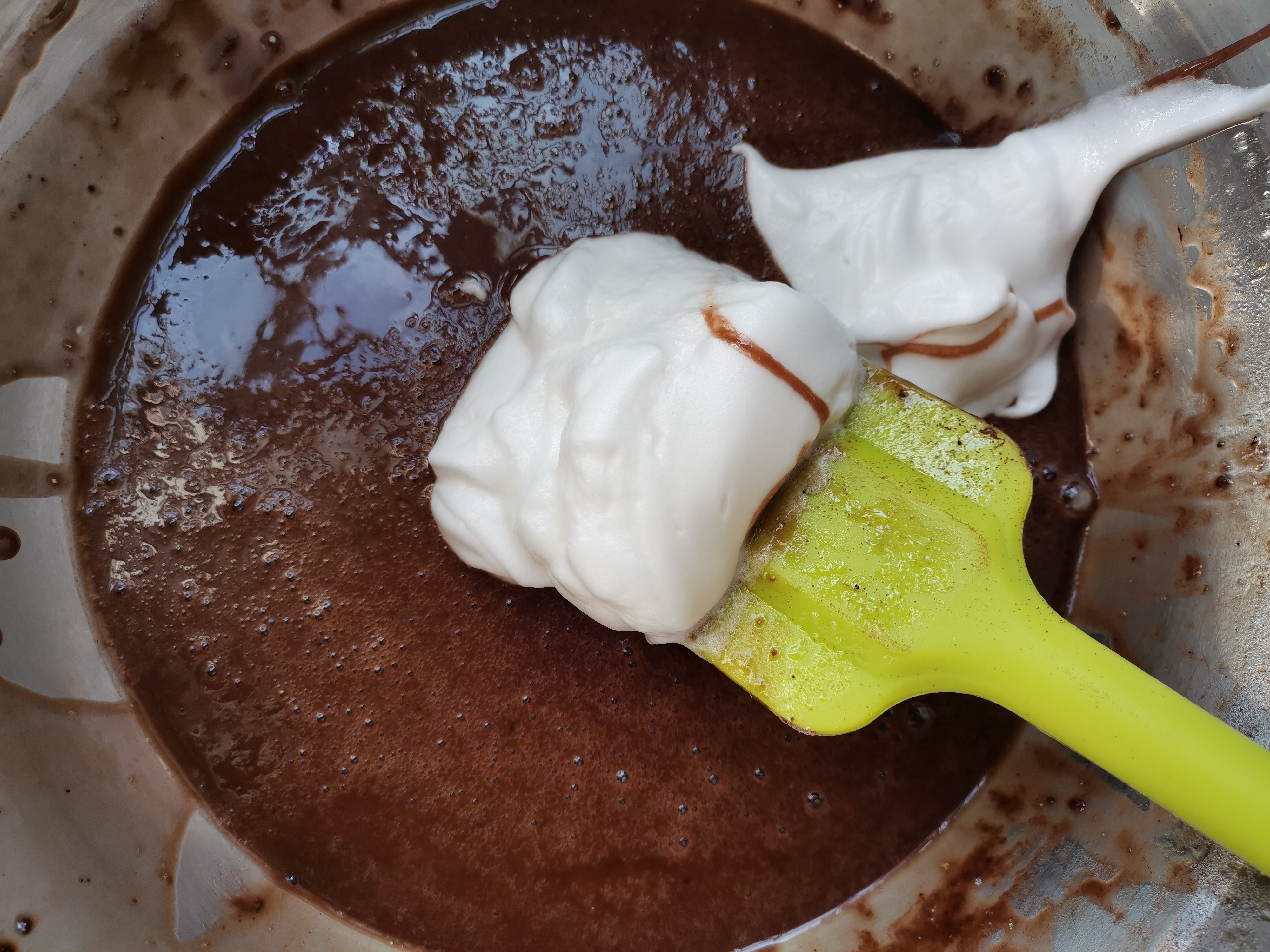 心型的巧克力纸杯蛋糕,带巧克力馅的纸杯蛋糕