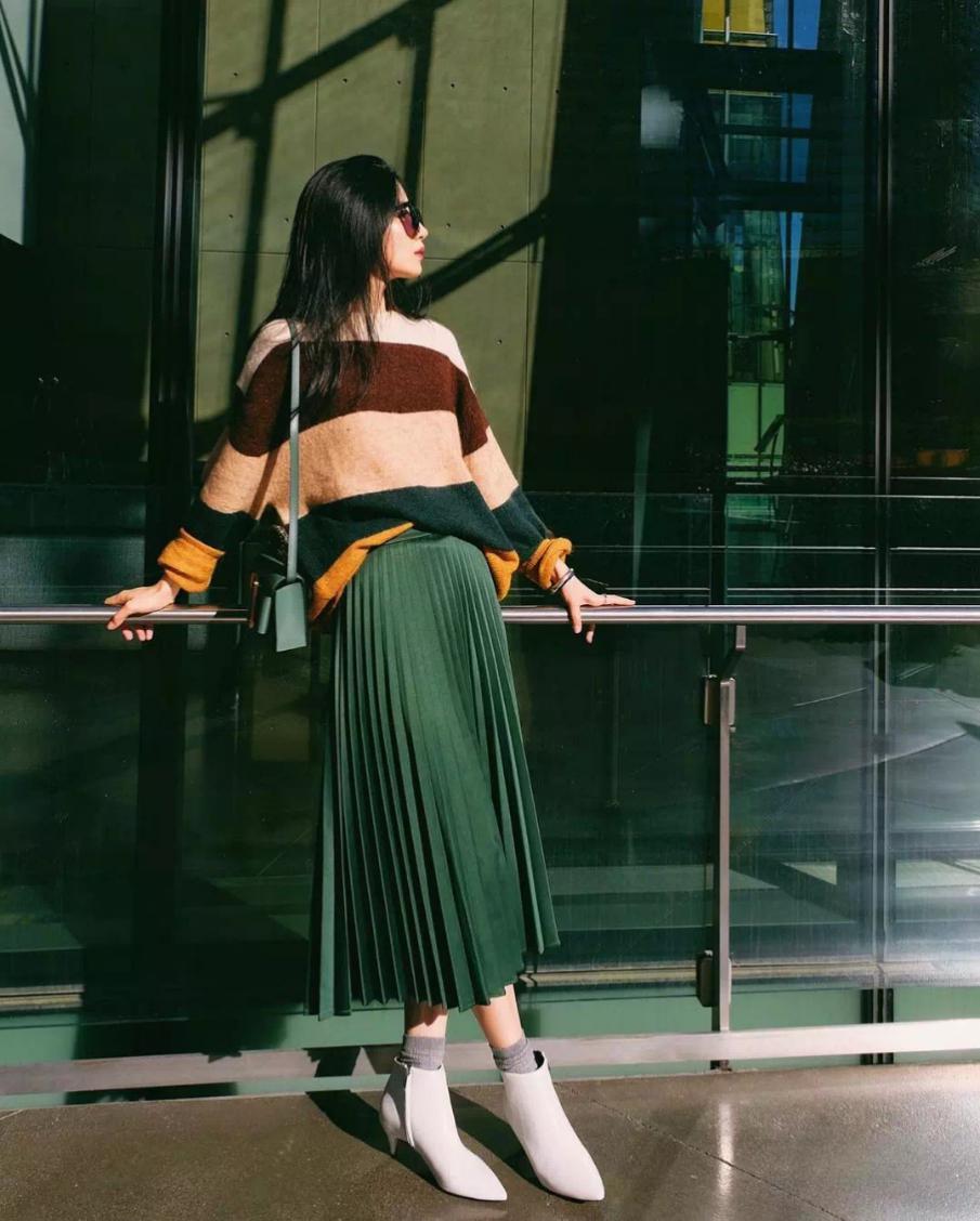 百褶裙搭配羽绒服中长款外套,粉丝色小香风羽绒服搭配百褶裙