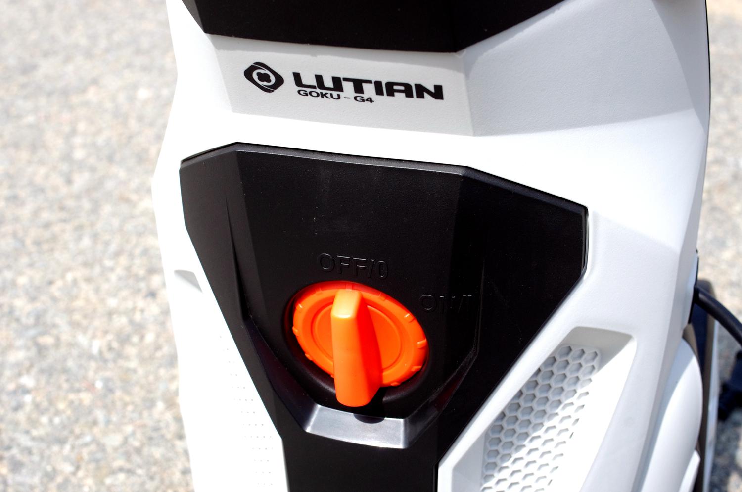 汽车塑料上的污渍怎么去除,汽车上的油烟污渍如何处理