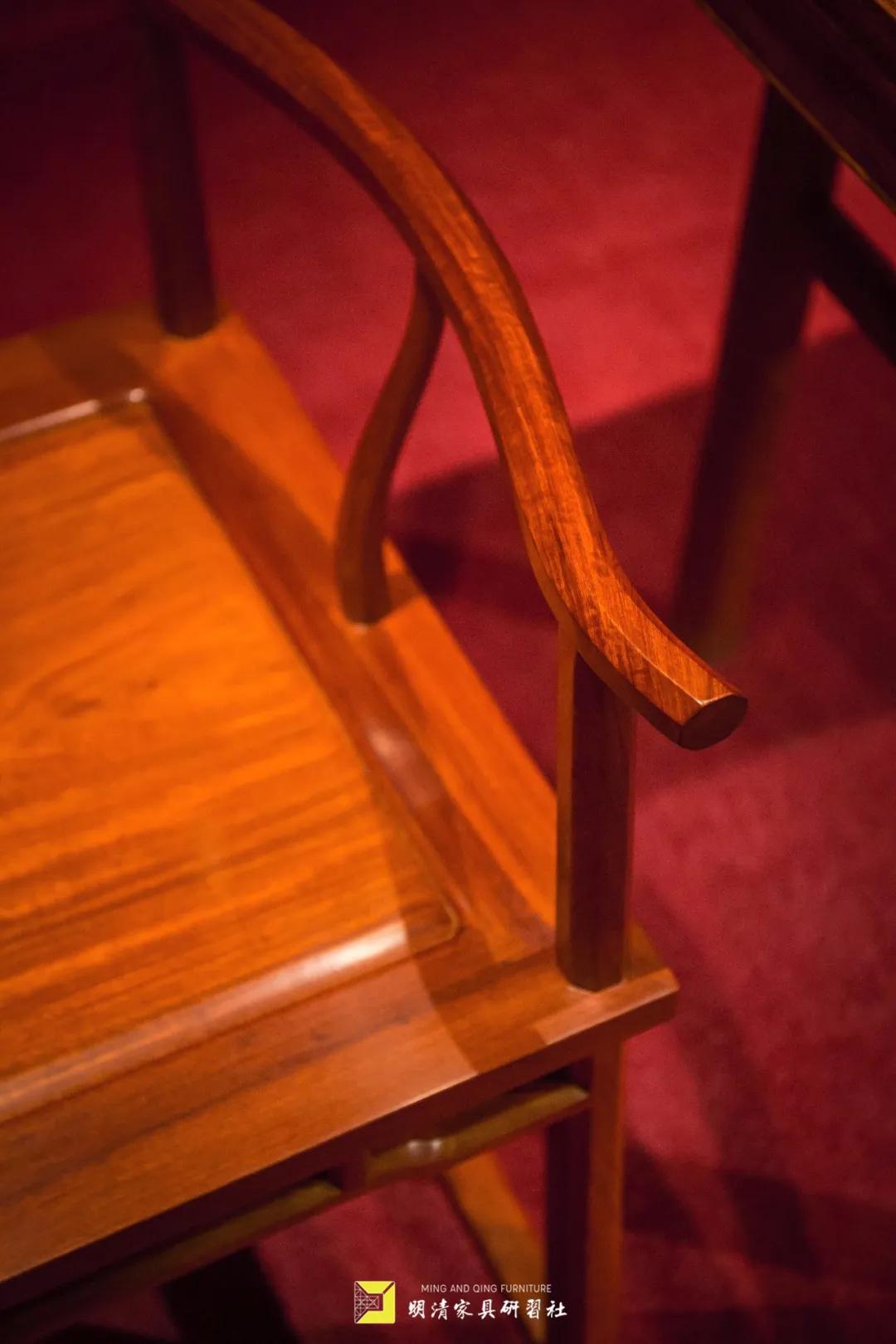 一张椅子风景图,一张好的官帽椅可以保证坐的舒适