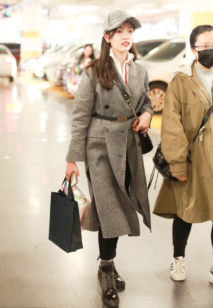 冬季格纹大衣穿搭攻略经典又好看,冬季格子大衣怎么搭配卫衣女