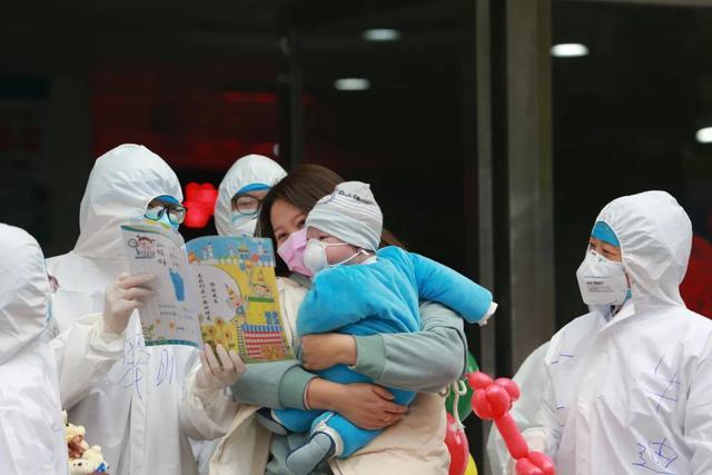 方舱医院抗击疫情实录,疫情下的武汉慢镜头