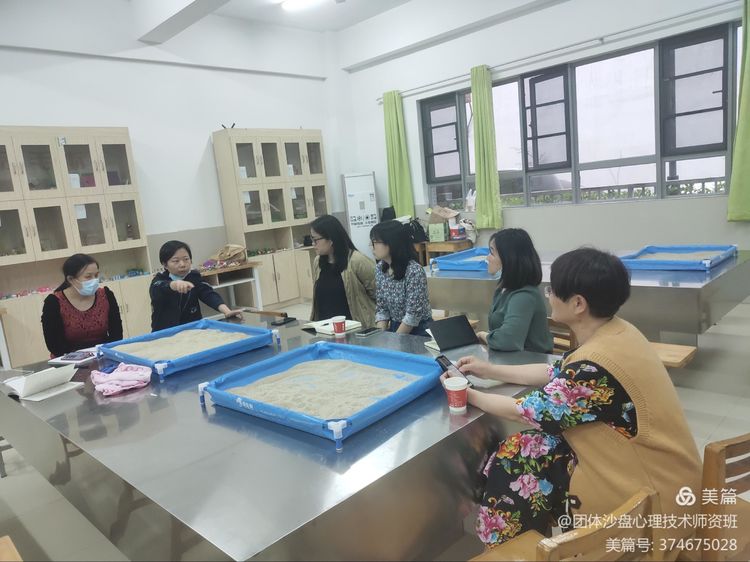 中社联“心社联动送安心”公益行——体验式团体沙盘心理辅导活动走进武汉关小学