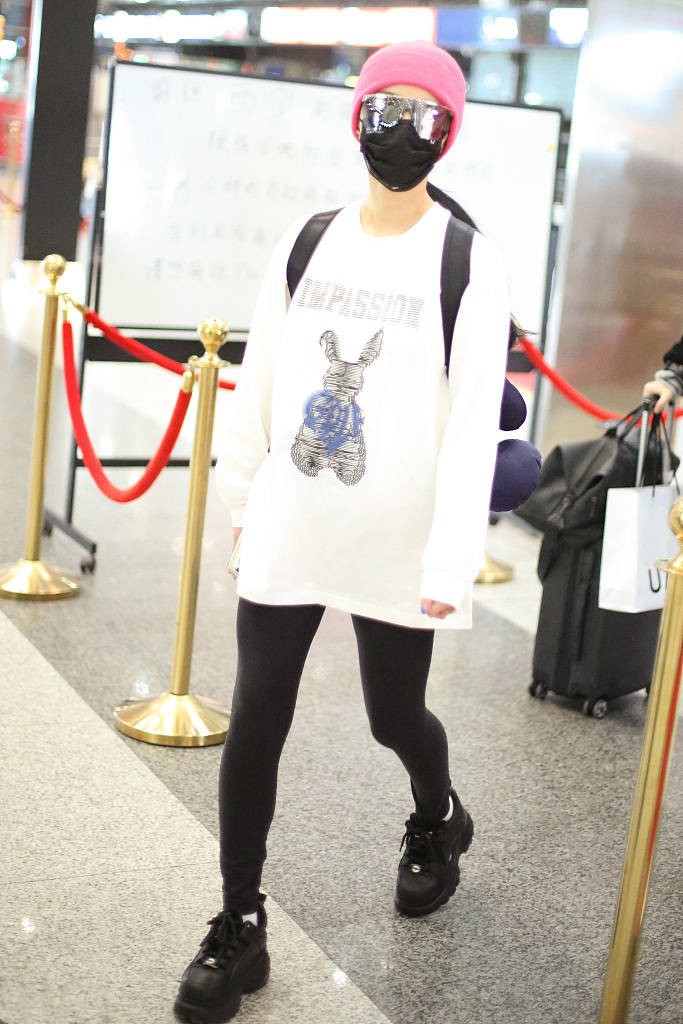 范冰冰英伦风穿搭现身时装周,范冰冰穿衣搭配大红裙现身香港