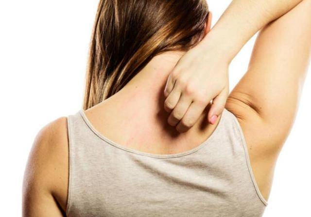 背部毛孔大长痘,背部毛孔粗大有黑毛