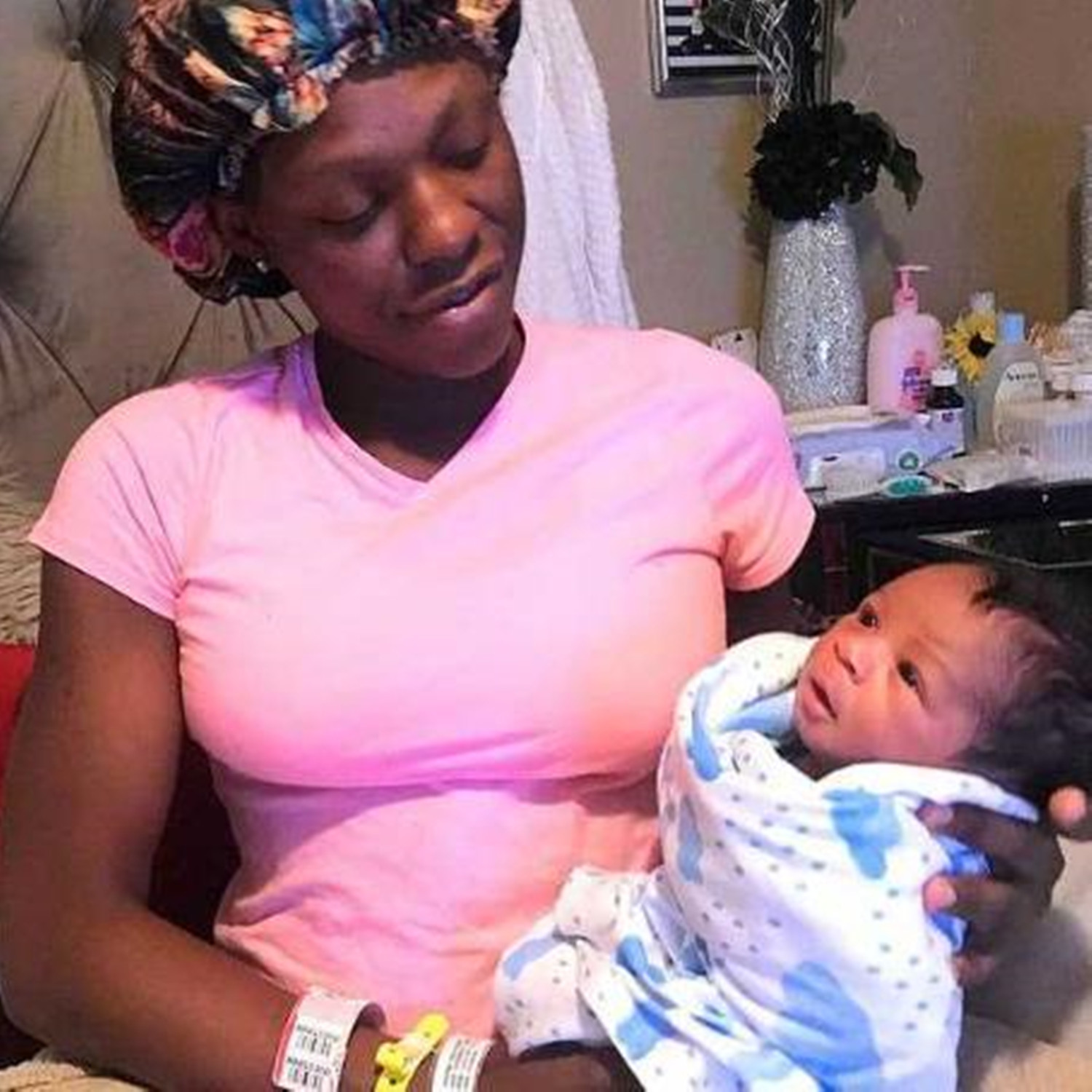 龙凤胎姐姐腹中被“吸收”，弟弟出生后腿上胎记引关注，让人动容