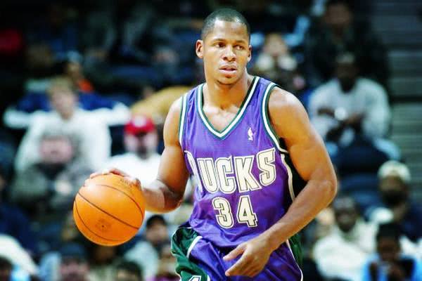 34号字母哥球衣上身,34号球衣字母哥