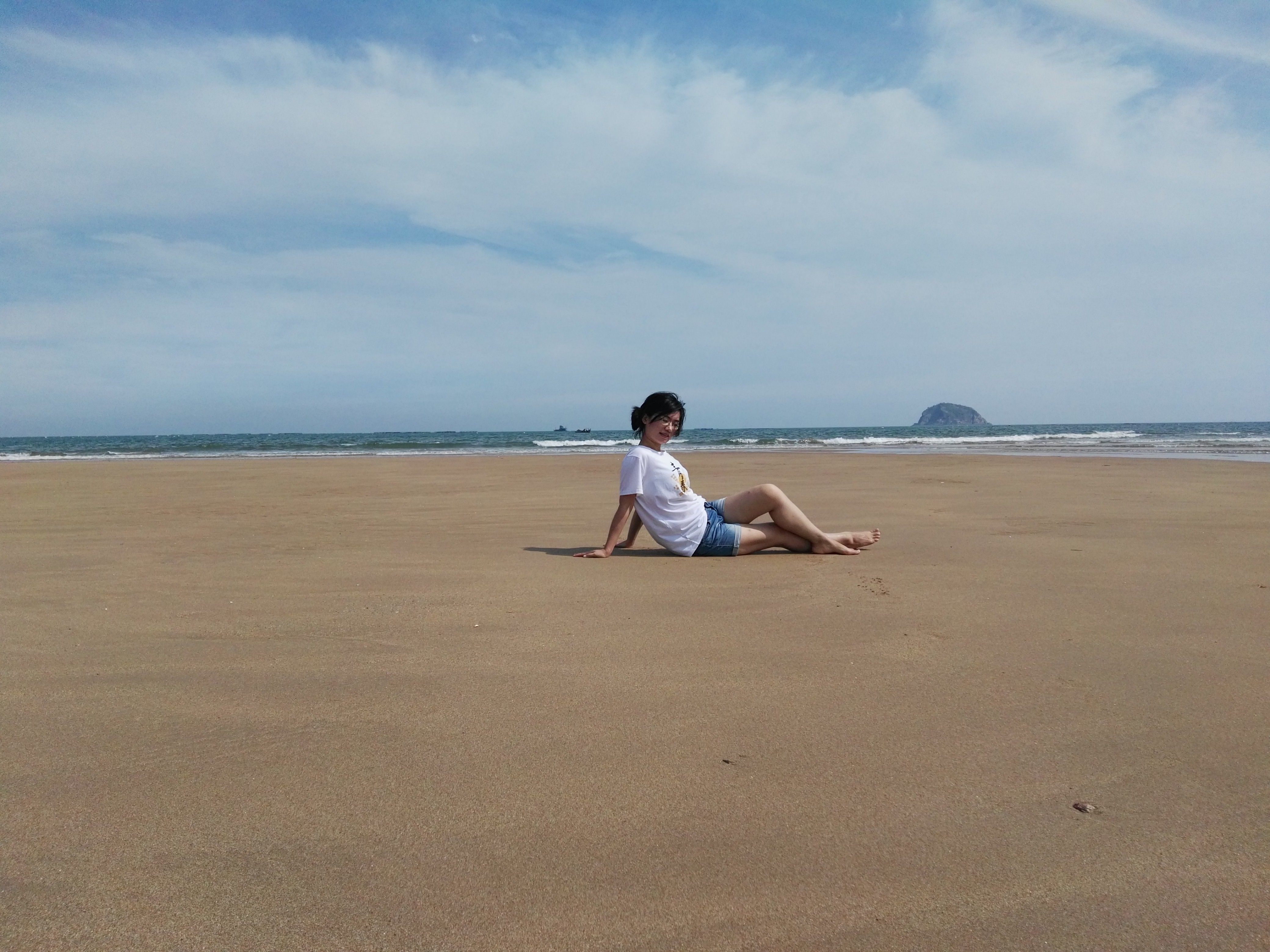 青岛金沙滩——亚洲第一滩，夏天人气火爆，美女扎堆，超级震撼