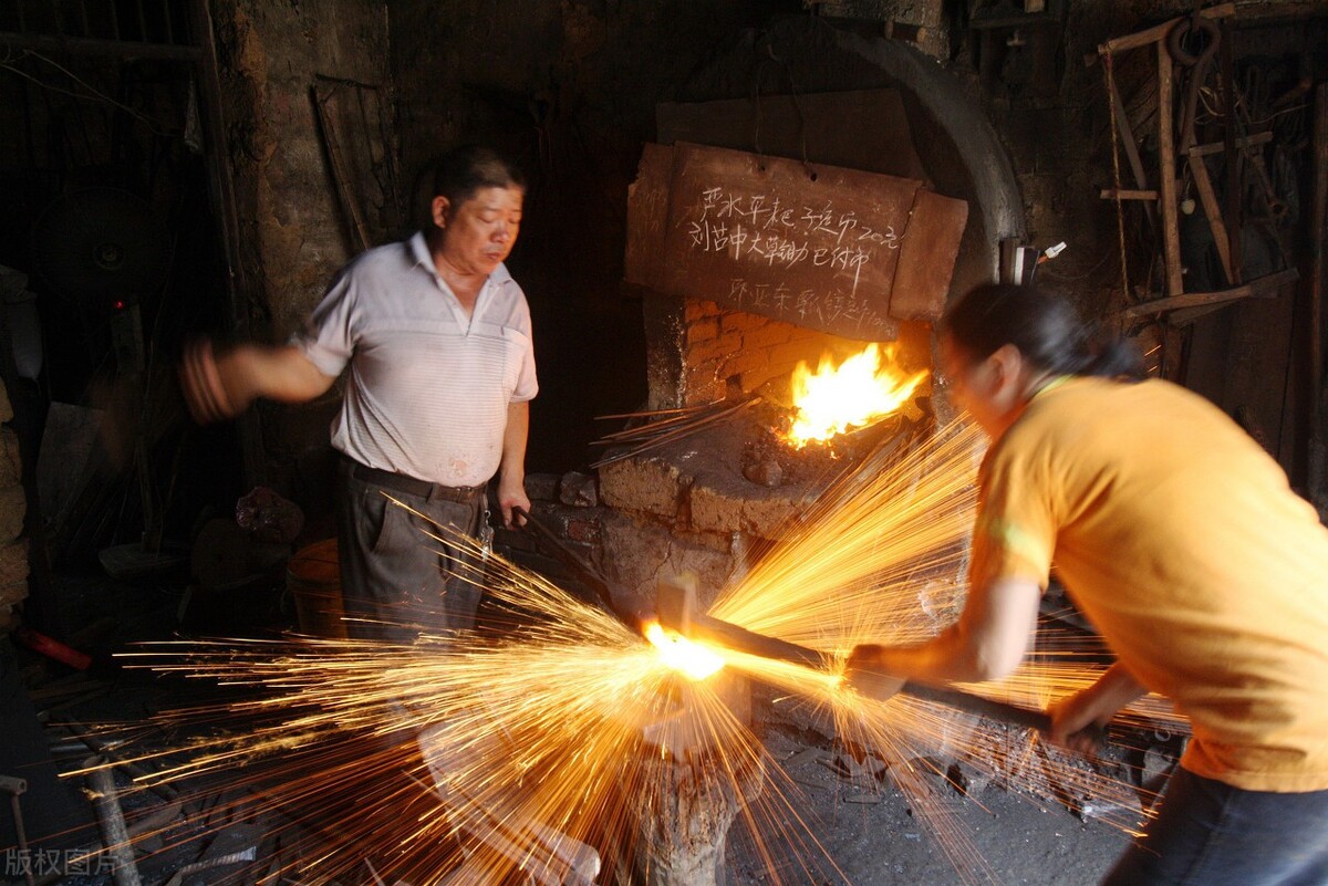 钢铁是怎样炼成的，锻打排除杂质宝钢和一胜百是不是也这么做