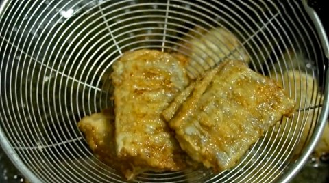 如何做带鱼不腥又好吃又简单,家常带鱼这样做鱼肉鲜嫩色泽红亮