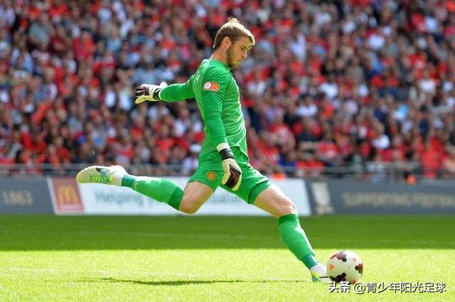 长传球怎么踢的又高又远,踢长传球脚是勾起还是绷直