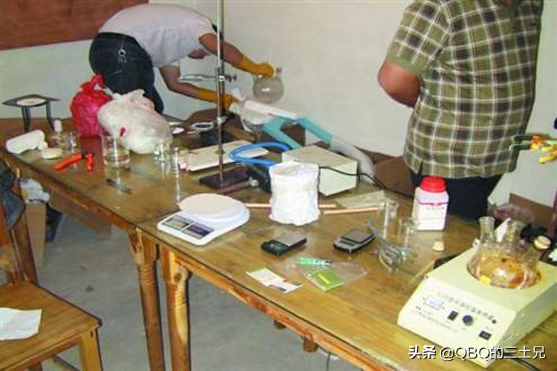 14岁少年模仿黑帮片，凭一己之力建贩毒网，4个月竟成“小毒枭”