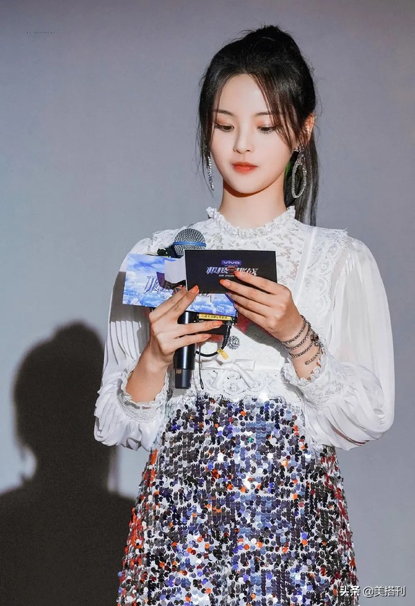 杨超越气质惊艳,杨超越漂亮穿搭