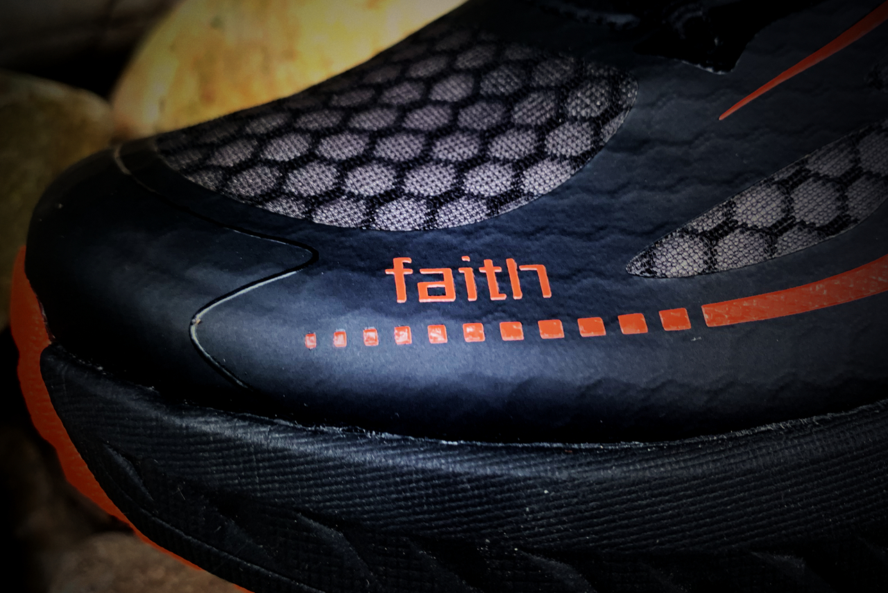 奔跑的Faith-咕咚R2信仰跑步鞋