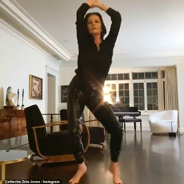 凯瑟琳泽塔琼斯戴帽子造型,凯瑟琳泽塔琼斯受访视频