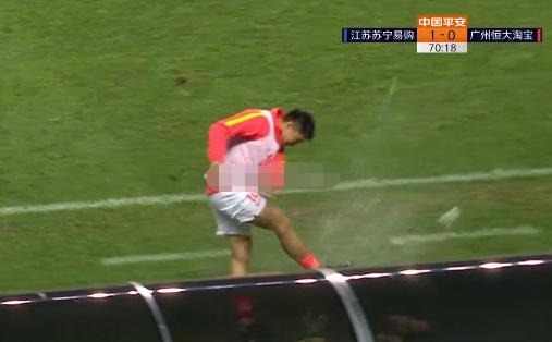 中超联赛出现废人动作,40岁老队长火气很大,卡帅坚决不护短