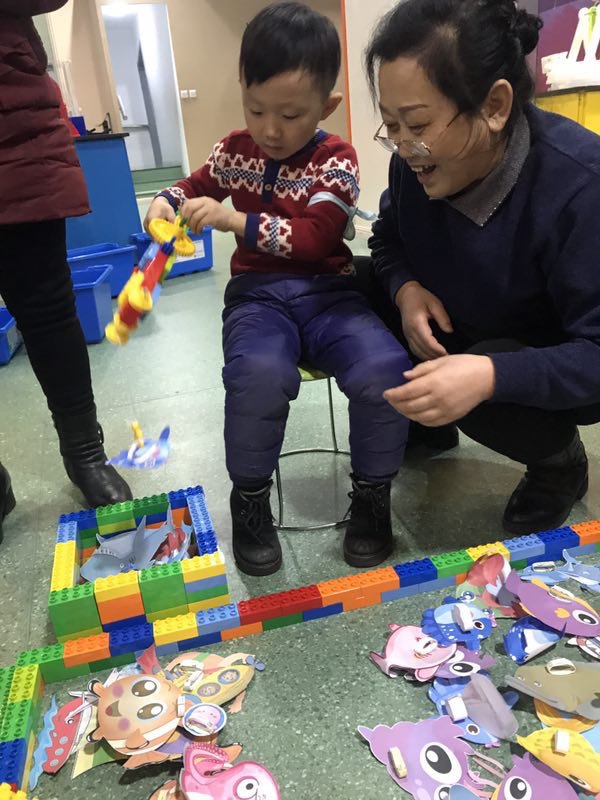 小长假百名娃在科学宫找到乐子，因为他们跟小机器人约了个会