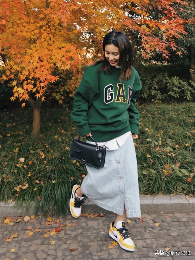 适合小个子女生的卫衣冬,今年最流行的小个子修身卫衣