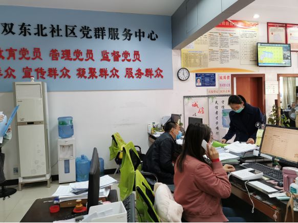 战疫路上的主心骨兼守护人员,在疫情期间站岗值守志愿者