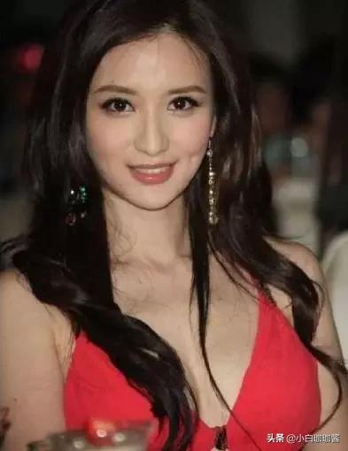 她脸越来越僵，又演第三者的角色了