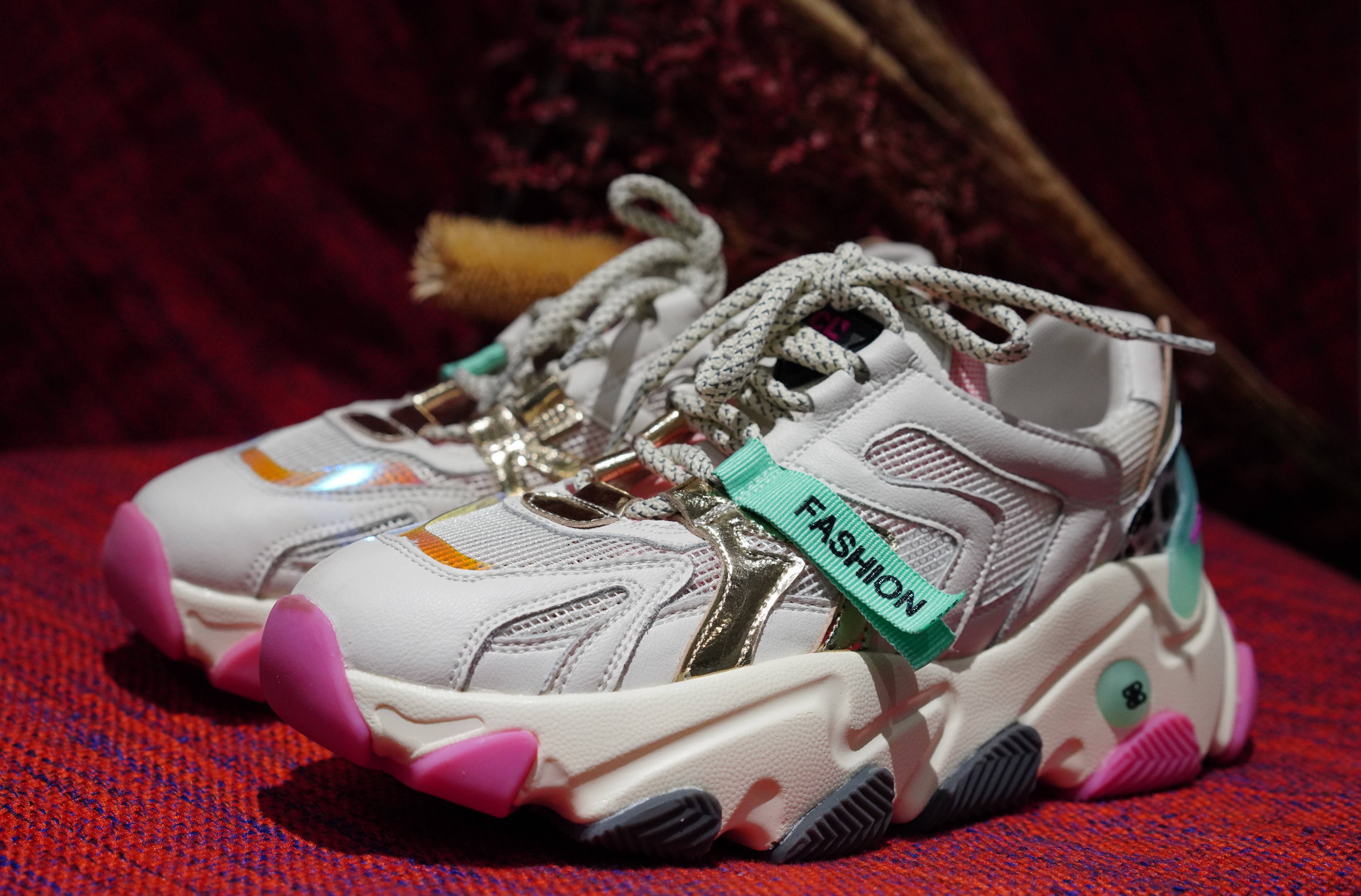 夏季哪款老爹鞋穿显脚秀气,最洋气夏季老爹鞋