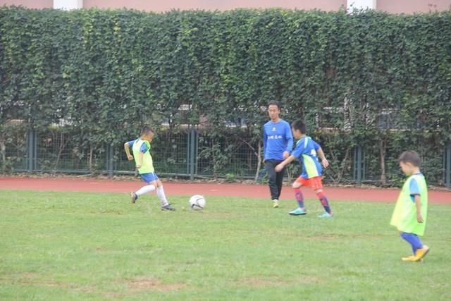 儿童足球基础训练昆明,昆明足球训练营小孩