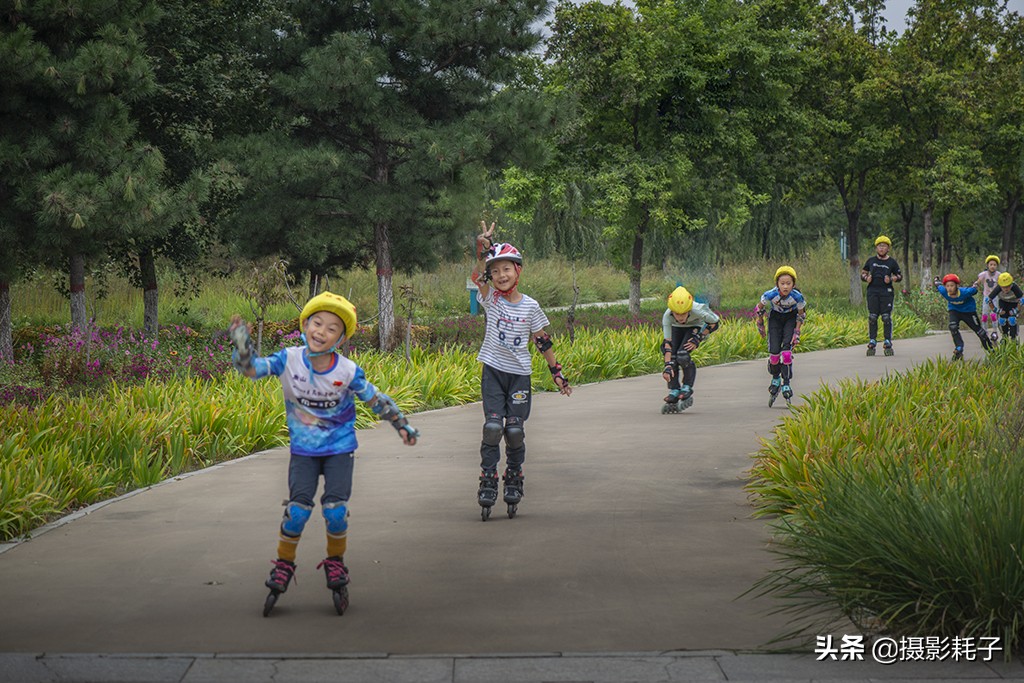 儿童轮滑火热进行中,3-6岁儿童花样轮滑