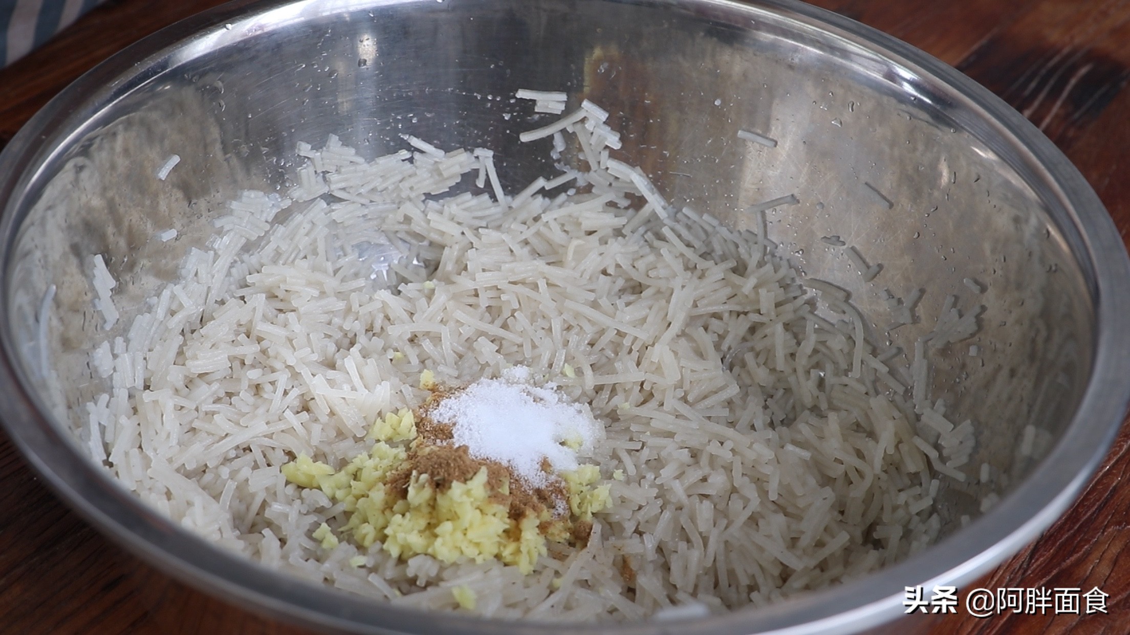 怎样炸丸子酥软好吃,开水烫面炸丸子视频