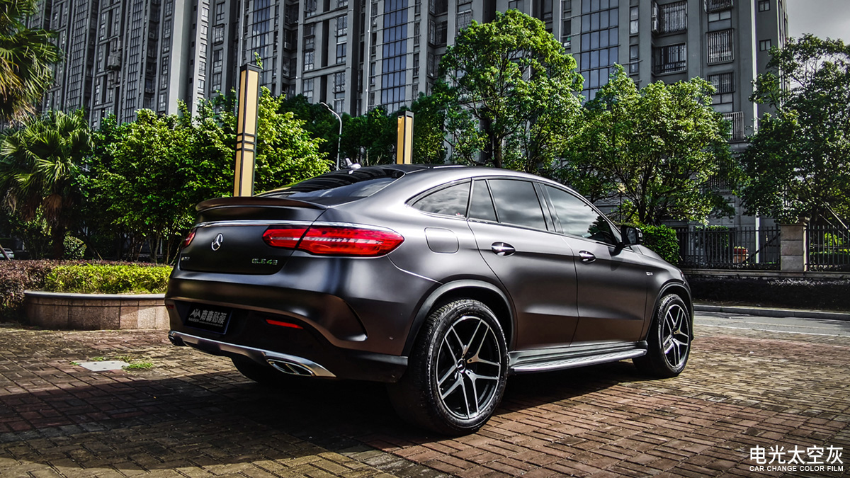 佛山奔驰gle43黑武士贴膜改色,奔驰gle320改色膜保时捷灰色