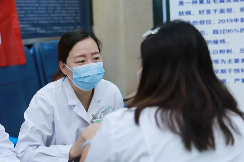 *安泰**市中心医院皮肤科开展“中国*疮痤**周”义诊活动