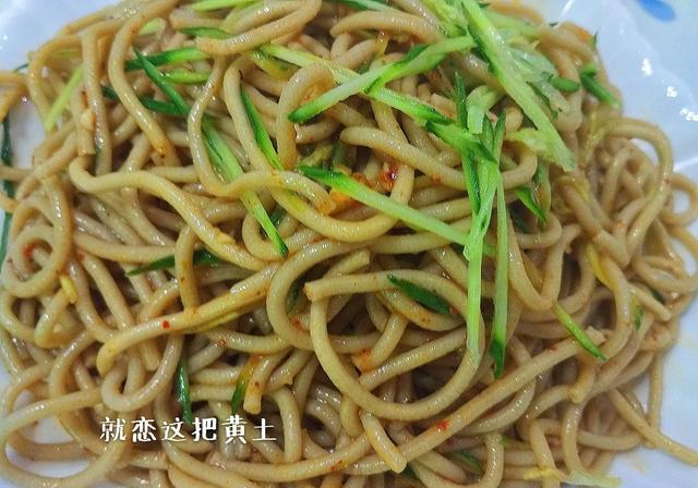 低脂零添加荞麦面皮好吃又筋道,纯荞麦面条的做法怎么和面可冷冻