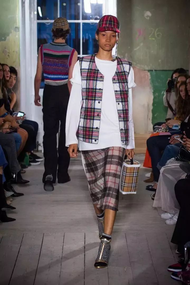 riccardotisci去哪儿了,riccardotisci2019春夏设计款