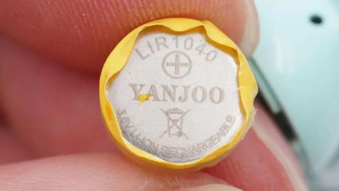 品牌争相采用,钢壳扣式电池成TWS耳机标配