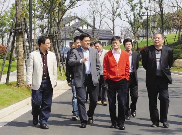 中超球队不带我玩，我就把钱投给家乡青训，这就是爱家乡的刘强东