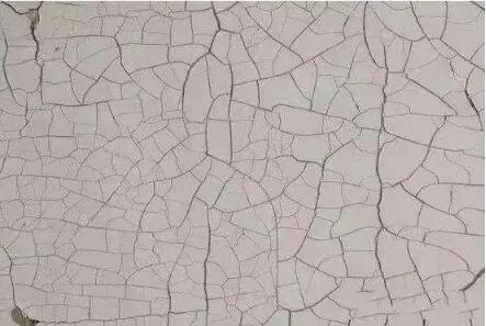 墙面泛碱脱落和受潮区别,墙面泛黄起碱什么原因